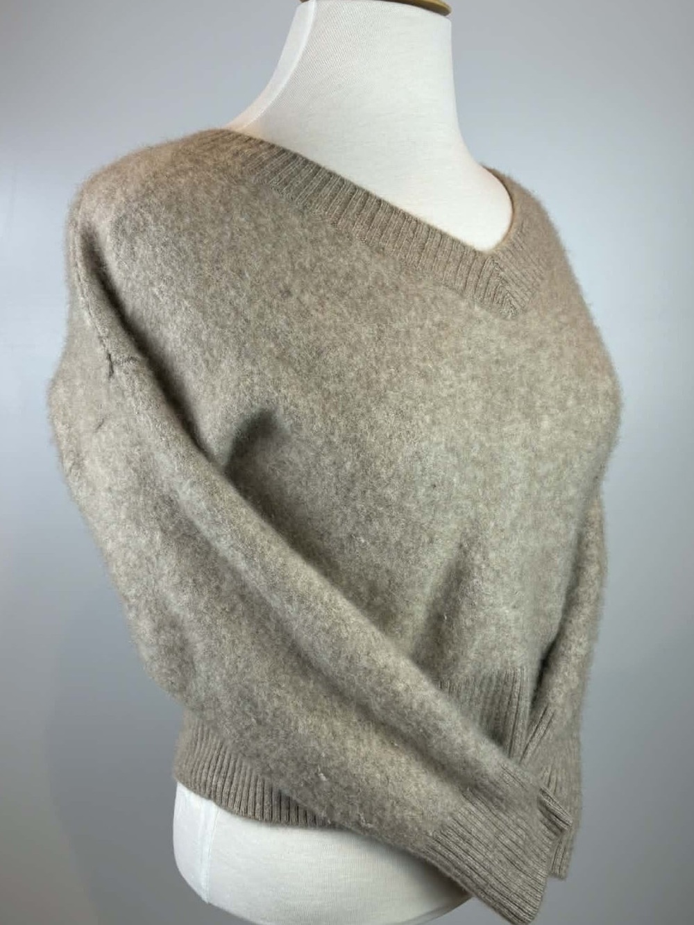Club Monaco 100% Cashmere V-Neck Sweater – Size Medium